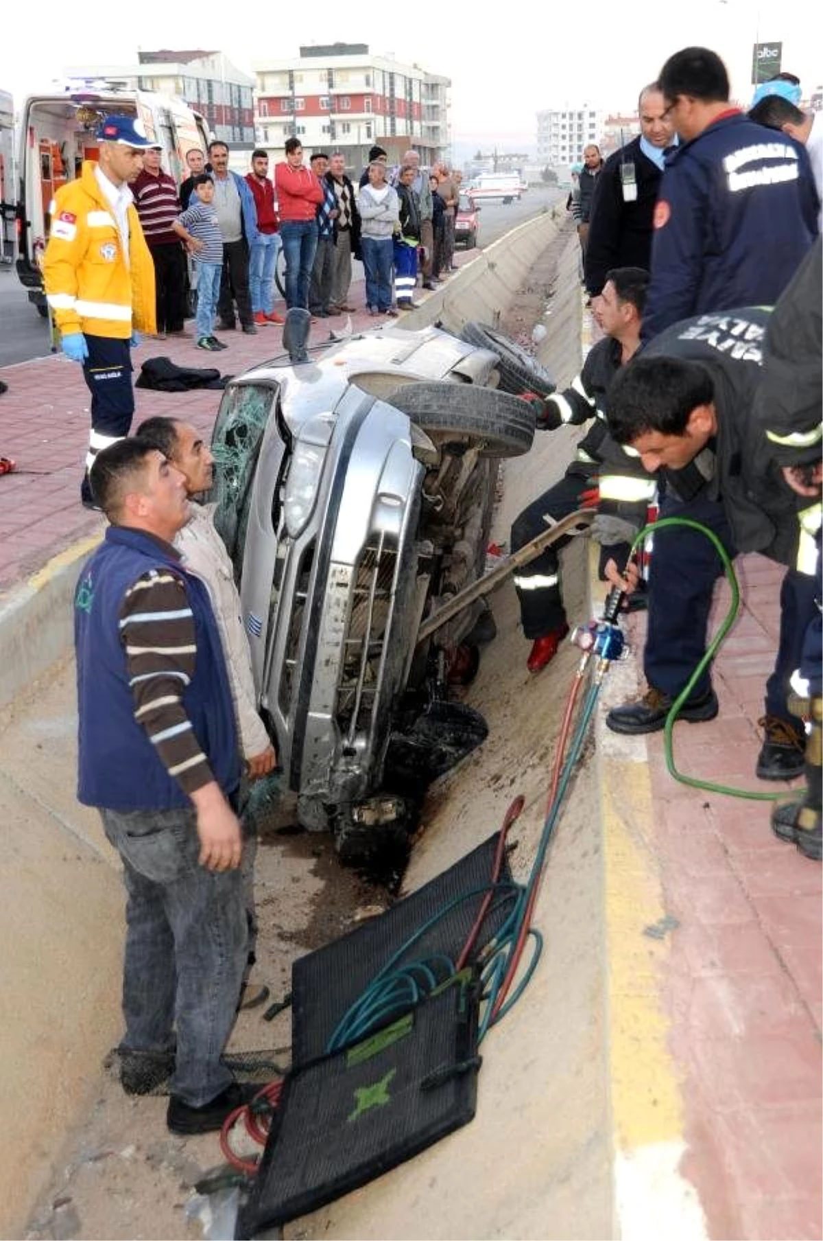 Drenaj Kanalına Sıkışan Otomobilin Altında Mucize Kurtuluş