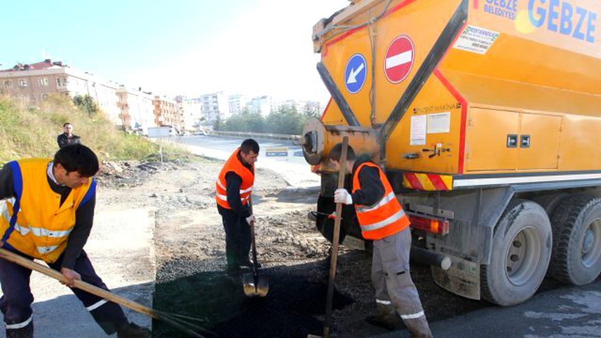 Fen İşleri Yolları Onarıyor