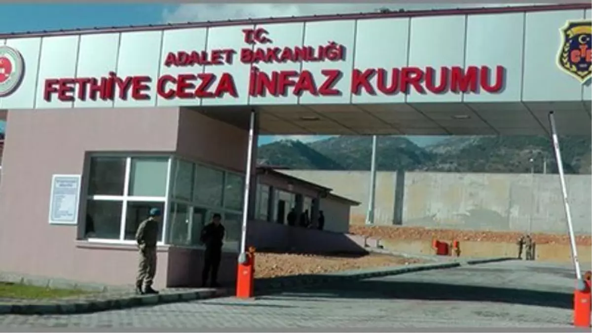 Gardiyanla Mahkum Birbirine Girdi! Hapishanede Yangın Çıktı