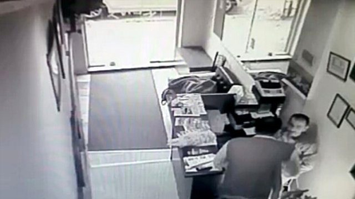 İş Yerine Gelerek Silahla Tehdit Etti