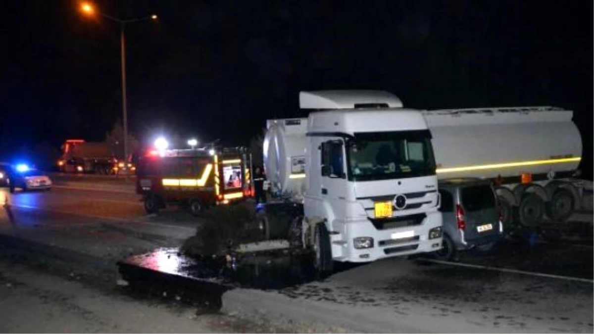 Kahramanmaraş\'ta Hafif Ticari Araç ile Akaryakıt Tankeri Çarpıştı