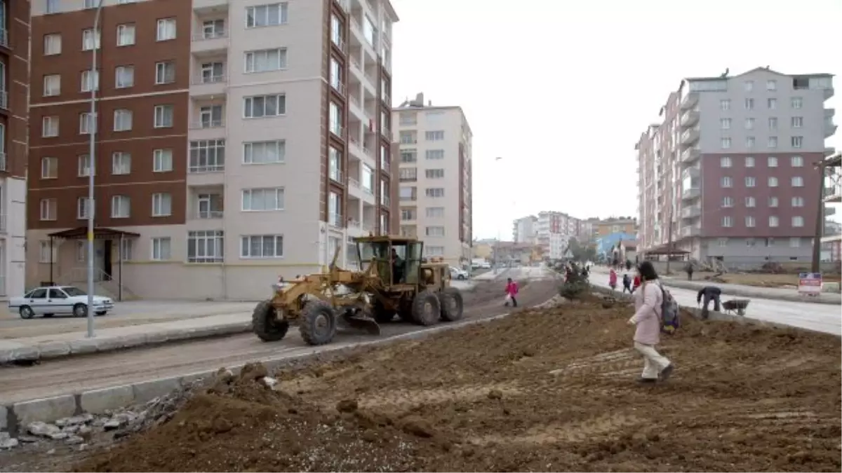 Kızılcalar Mahallesi\'nde Asfalt Çalışmaları Öğrencileri Sevindirdi