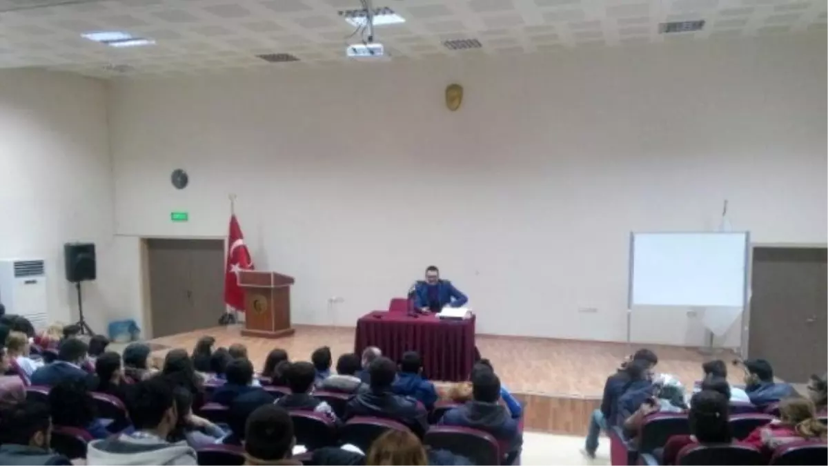 Lapseki Meslek Yüksek Okulu\'nda Hukuk Semineri Gerçekleştirildi