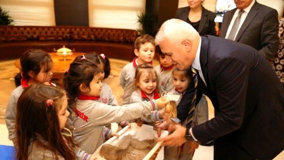 Minikler Ekmek İsrafına Dikkat Çekti