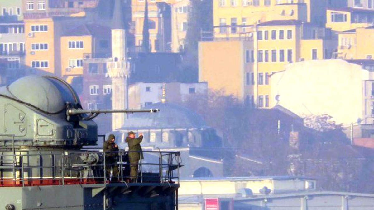 Rus Savaş Gemisi Boğaz\'dan Geçti! Asker Dürbünle Kıyıyı İzledi