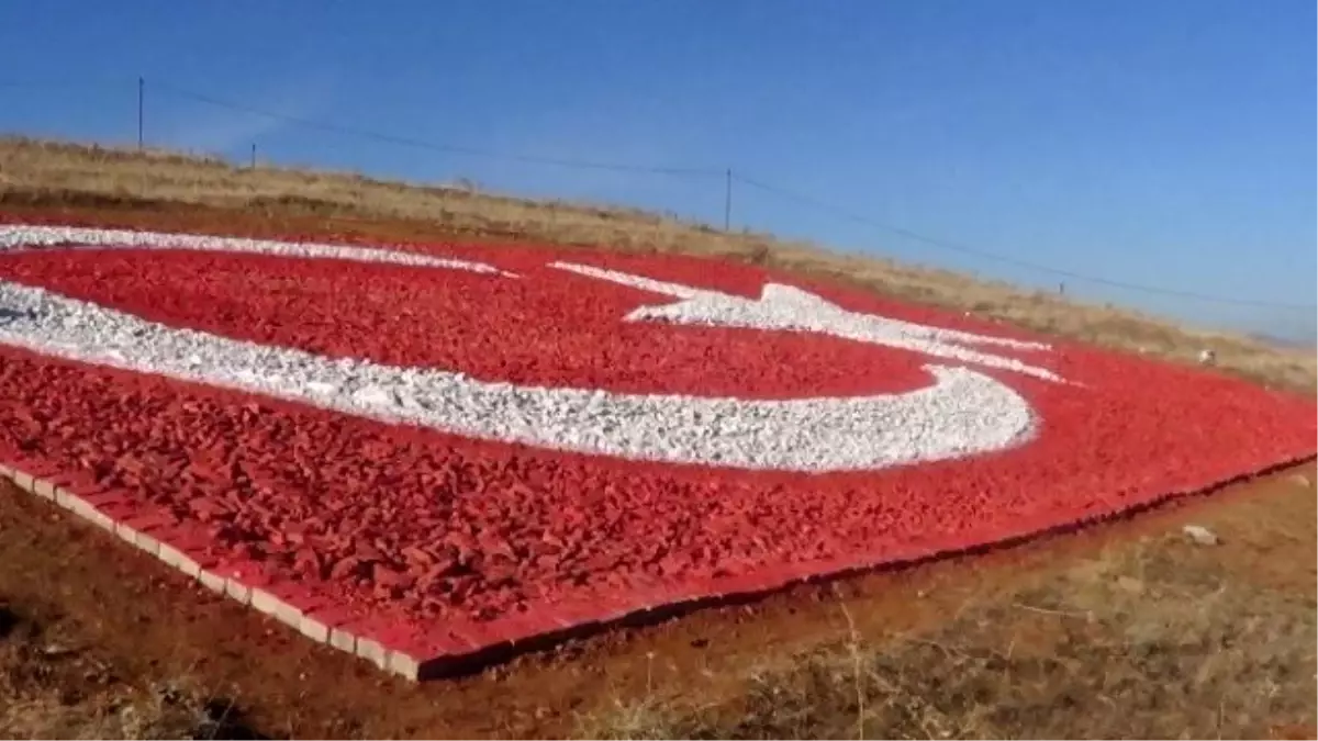 Şehitler İçin Dağ Yamacına Taşlardan 210 Metrekare Büyüklükte Türk Bayrağı Yaptı