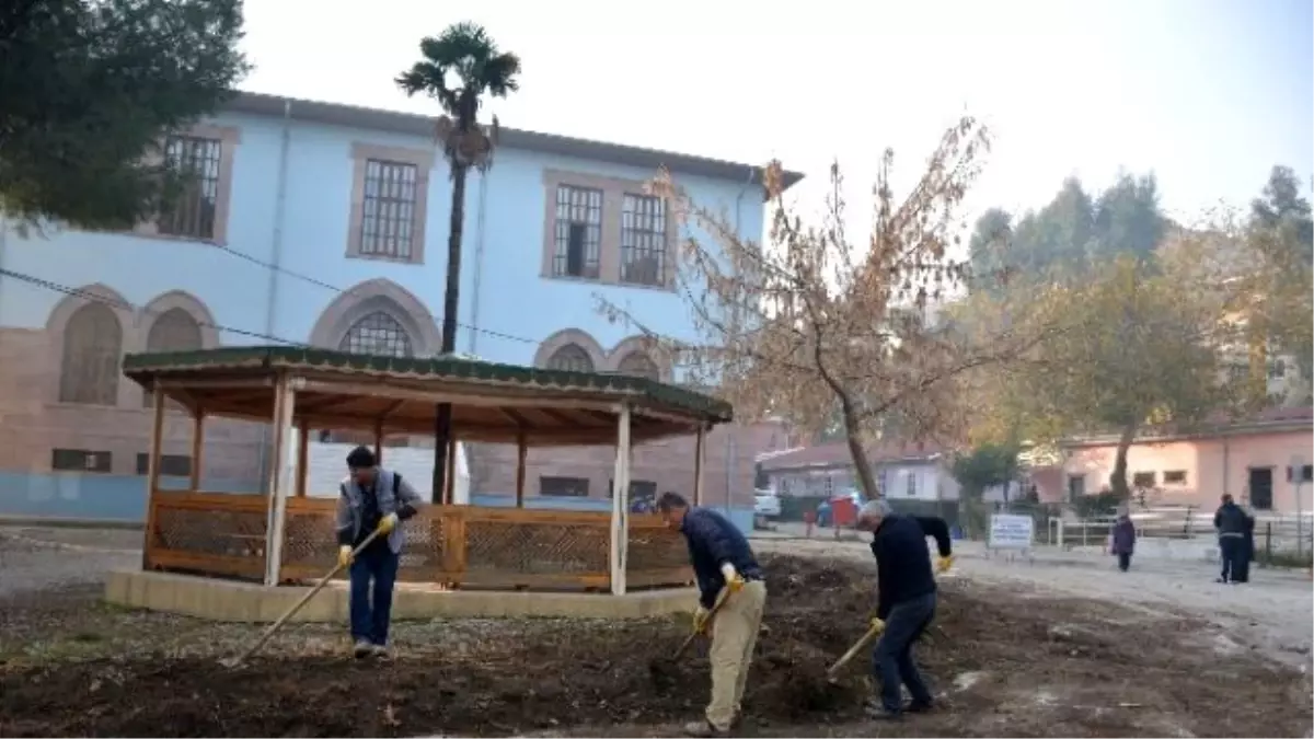 Şehzadeler\'den Hastane Bahçesine Çevre Düzenlemesi