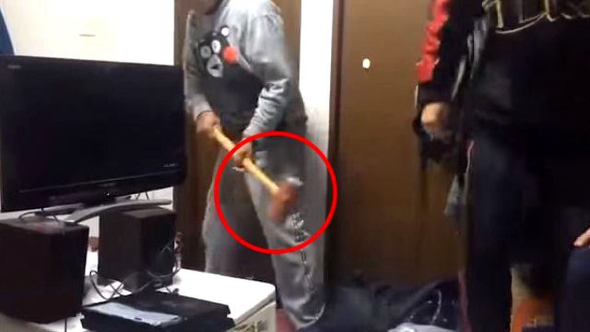 Sinirli Baba Balyozla Oğlunun Odasına Daldı