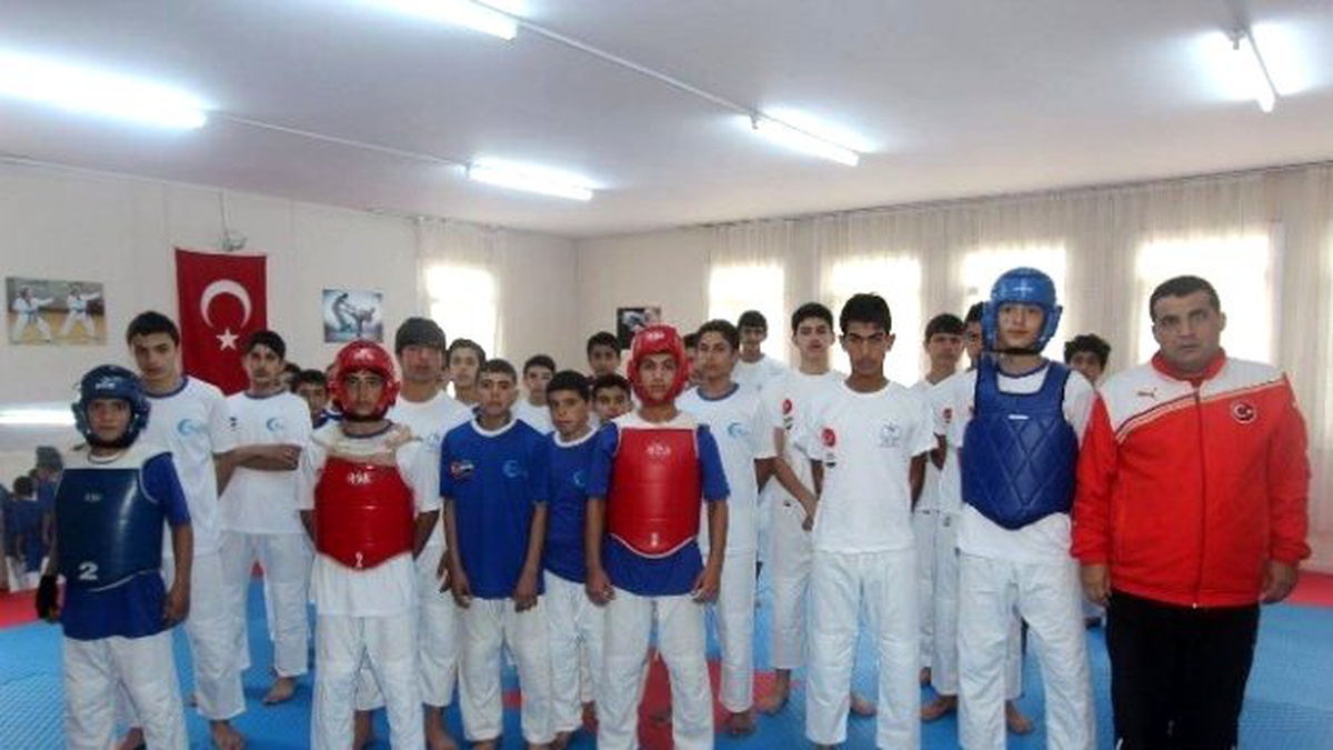 Suriyeli Çocuk ve Gençler Konteyner Kentte Spor Yapıyor