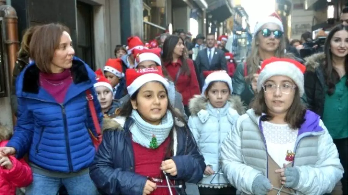 Taksim\'de Rum Lisesi Noel\'in Gelişini İstiklal Caddesi\'nde Kutladı