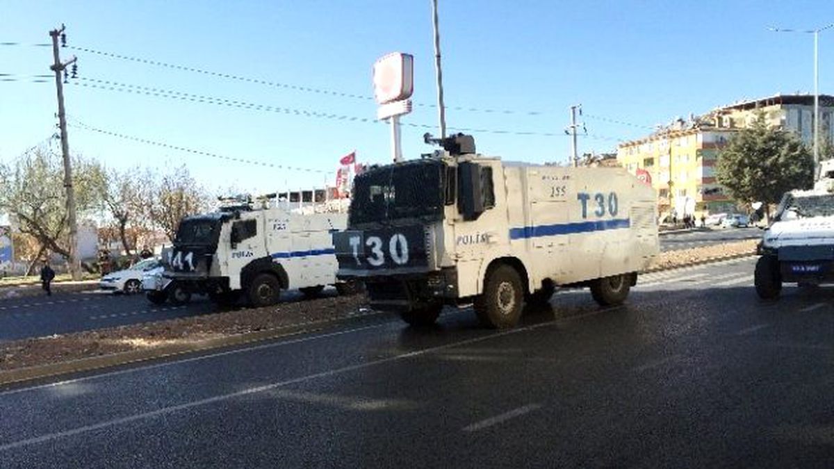 Terörist Cenazesinde Polise Ateş Açıldı