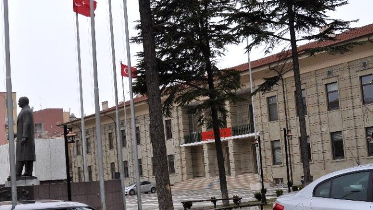 Valilik Meydanındaki Boş Kutu Paniğe Neden Oldu