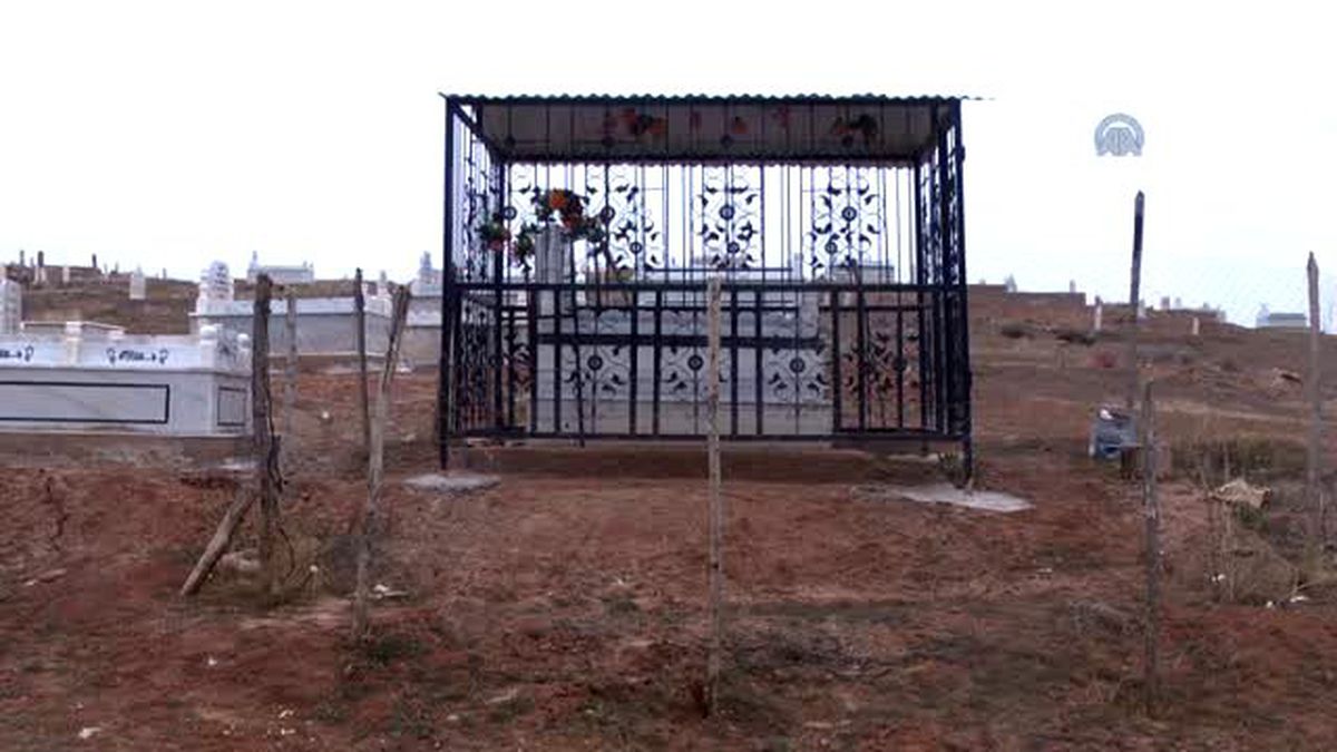 Vefat Eden Eşinin Mezarına Çatı Yaptırdı