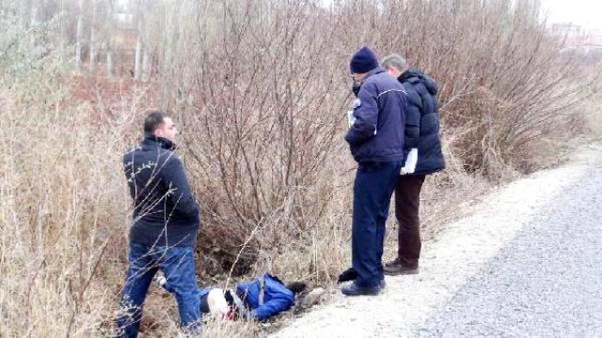Yolun Kenarından Boğazından Kesilmiş Halde Bulundu