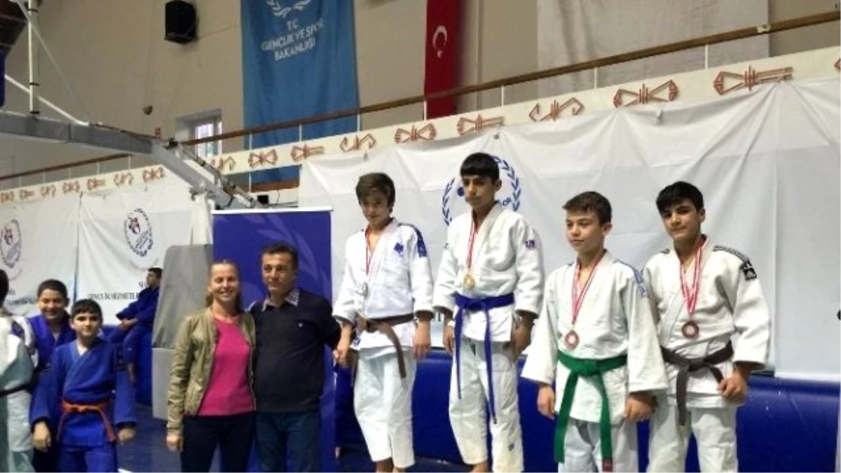 Yunusemre Belediyespor Judo Takımından Birincilik ve Üçüncülük Derecesi