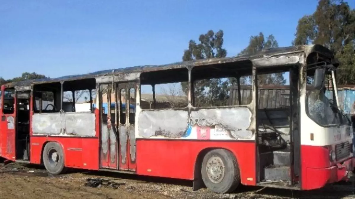 Adana\'da PKK Yandaşları Otobüs Yaktı