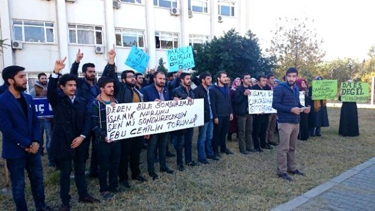 AK Parti\'li Gençlerden ODTÜ Protestosu