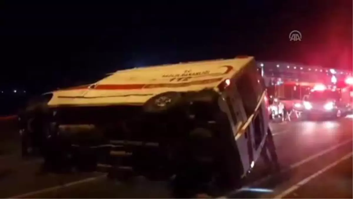 Aydın\'da Ambulans Devrildi: 6 Yaralı