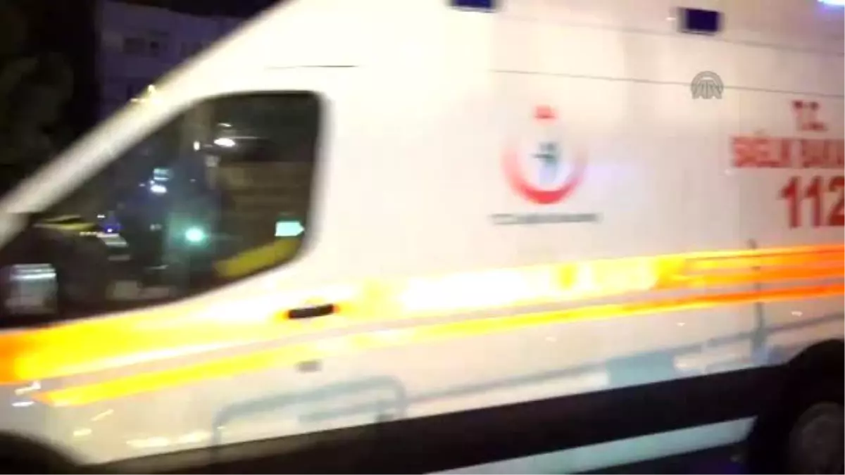 Bilecik\'te Otomobil, Trafik Işık Direğine Çarptı: 2 Yaralı