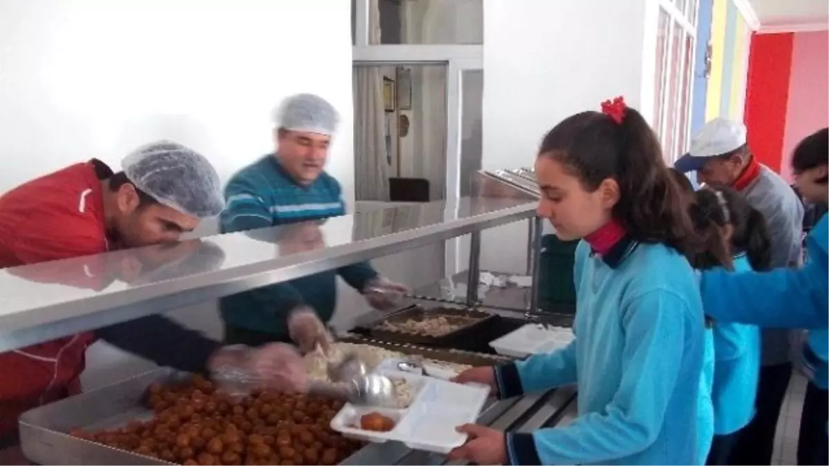 Bursluluk Sınavını Kazanan Öğrenciler Okula Yemek Verdi