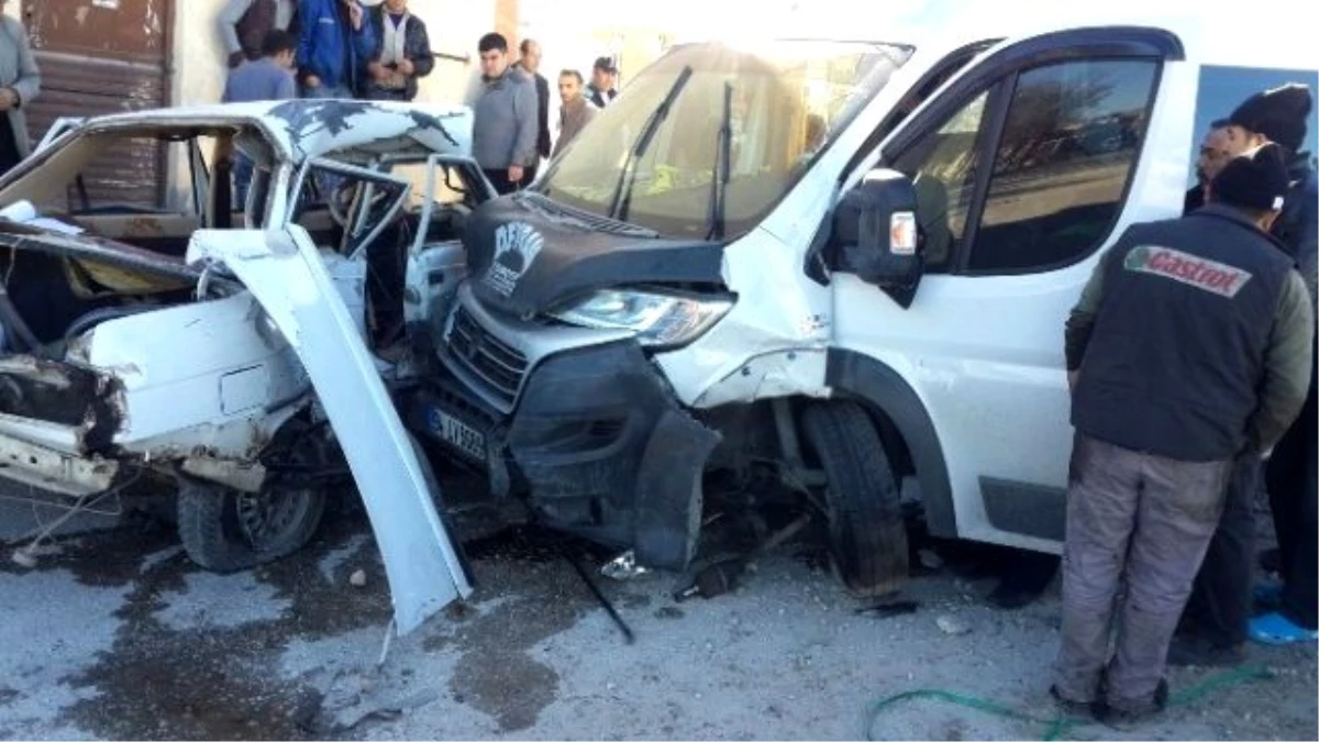 Dinar\'da Trafik Kazası, 2 Yaralı