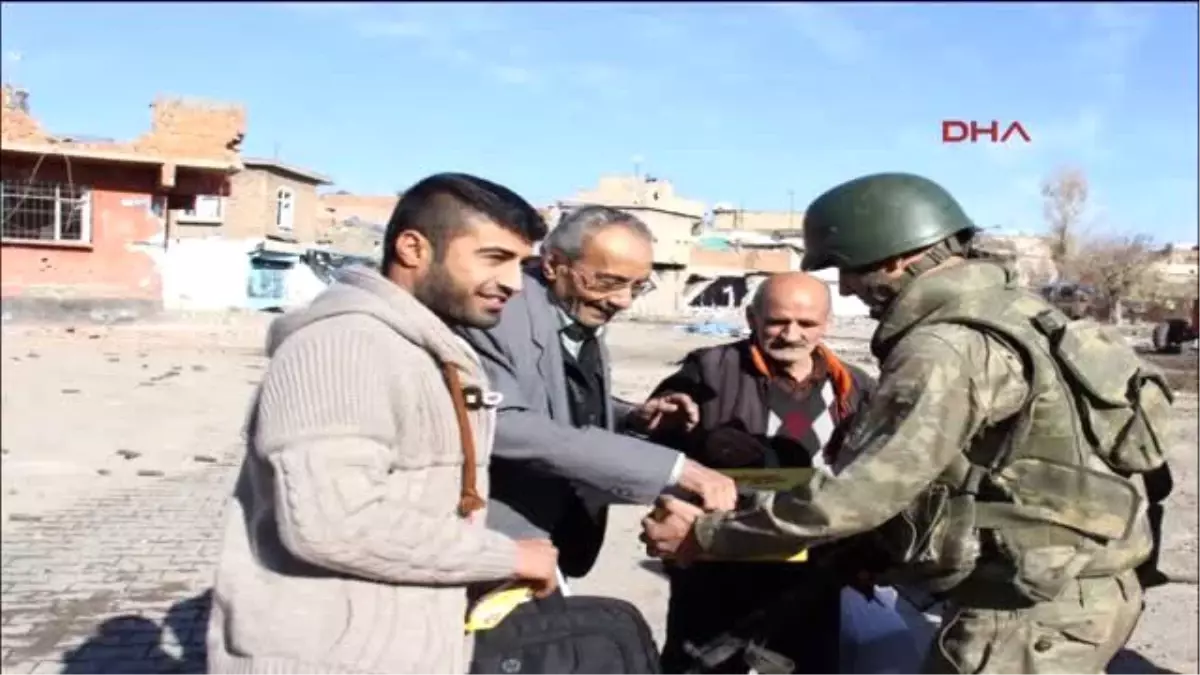 Diyarbakır Sur\'da Güvenlik Güçlerinin Vatandaşlara Yardımı Sürüyor