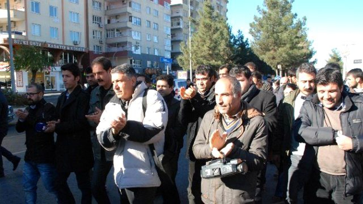 Gazeteciler, Sokağa Çıkma Yasaklarına Dikkat Çekmek İçin Yürüdü