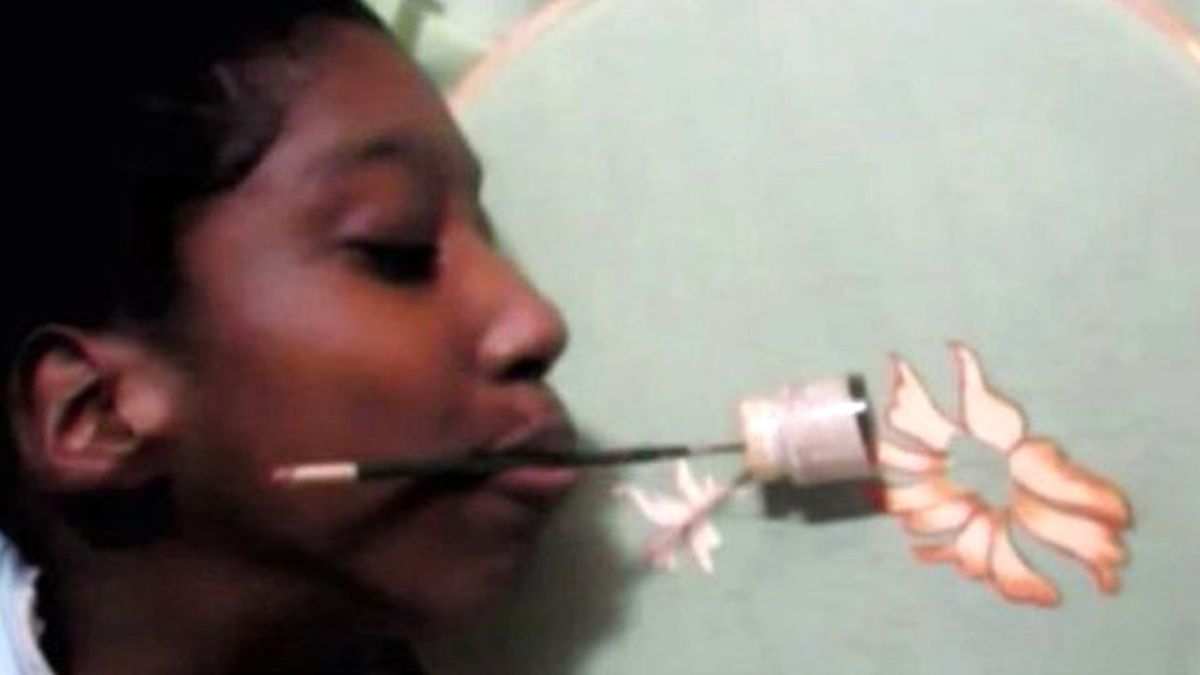 Engelli Genç Kızın Azmi! Ağzıyla Resim Yapıyor