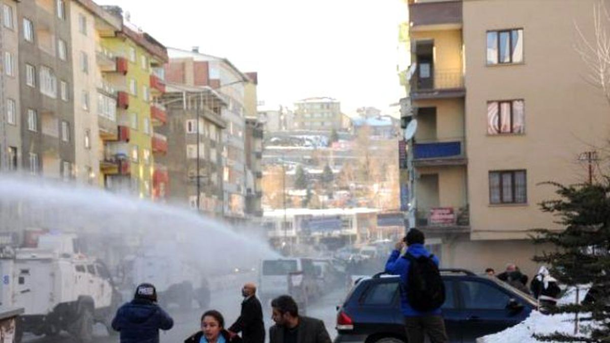 Hakkari\'de Hdp ve Dbp\'nin Protesto Gösterisinde Olay Çıktı