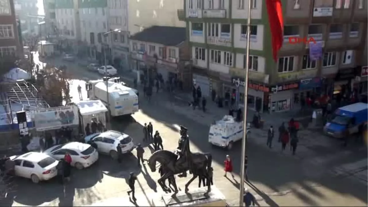 Hakkari\'de Hdp ve Dbp\'nin Protesto Gösterisinde Olay Çıktı