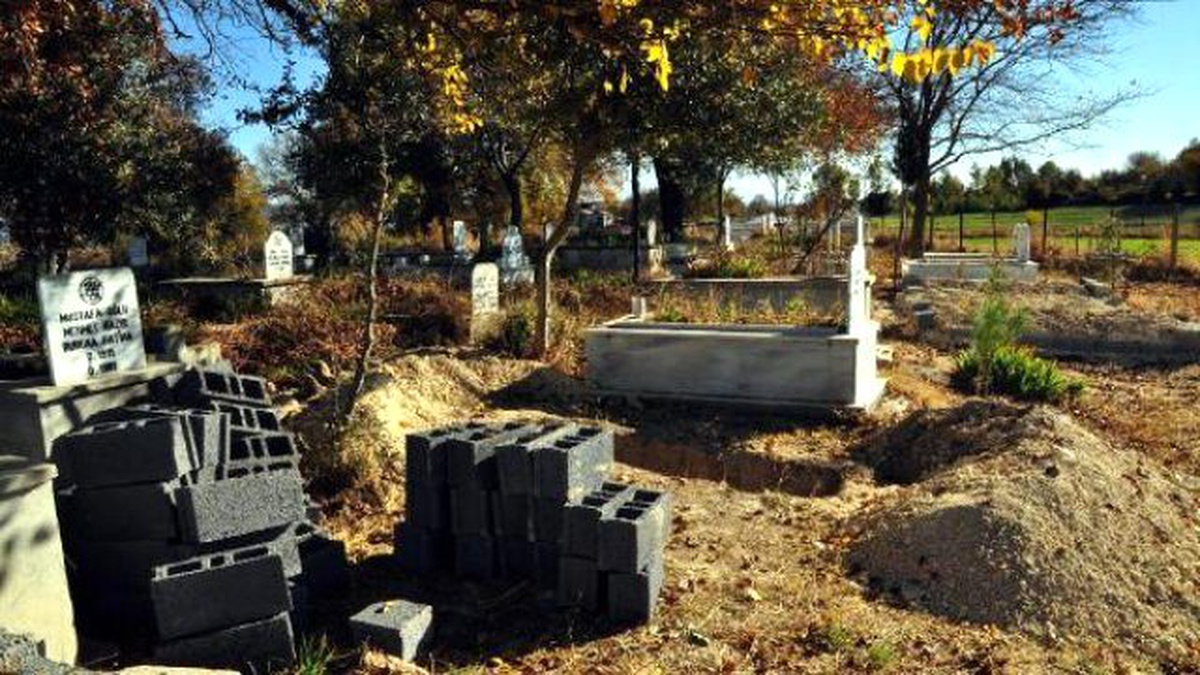 İki Gün Önce Selası Verilip Mezarı Kazılan Emekli Öğretmen Bugün Öldü
