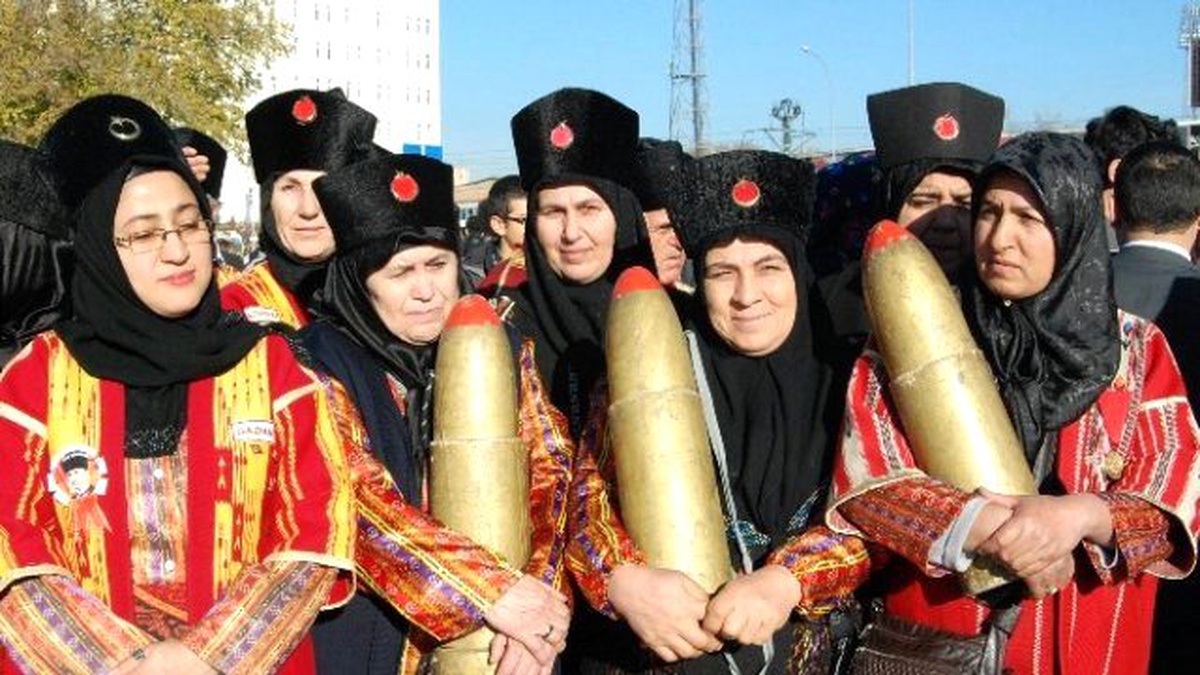 Kurtuluş Günü Kutlamalarında Kadınlar Kucağında Mermi Taşıdı