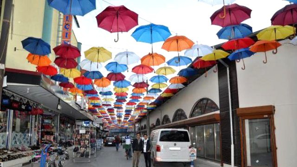 Tarsus\'un Siptilli Çarşısı Şemsiyelerle Renklendi