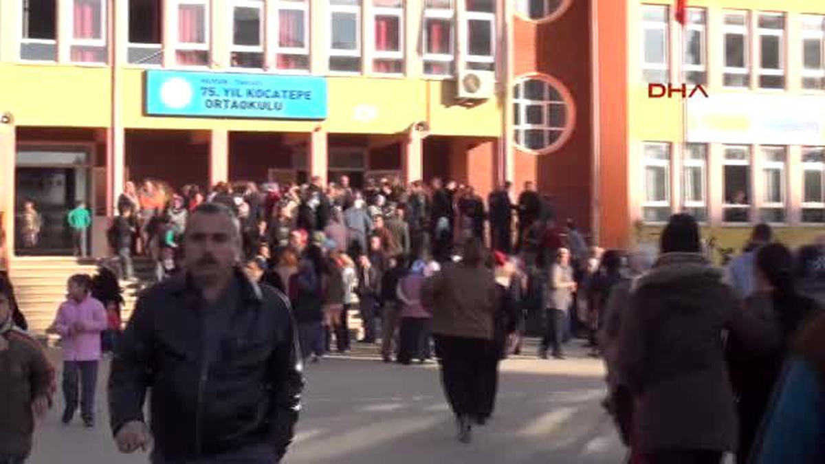 Tarsus Yakılan Okulun Öğrencilerinin Kendi Okullarına Nakledilmesini İstemeyen Velilerden Tepki