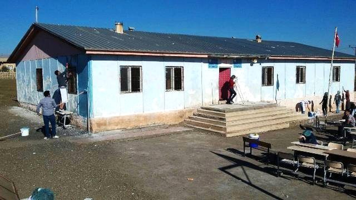 Üniversite Öğrencileri Köy Okulunu Boyadı