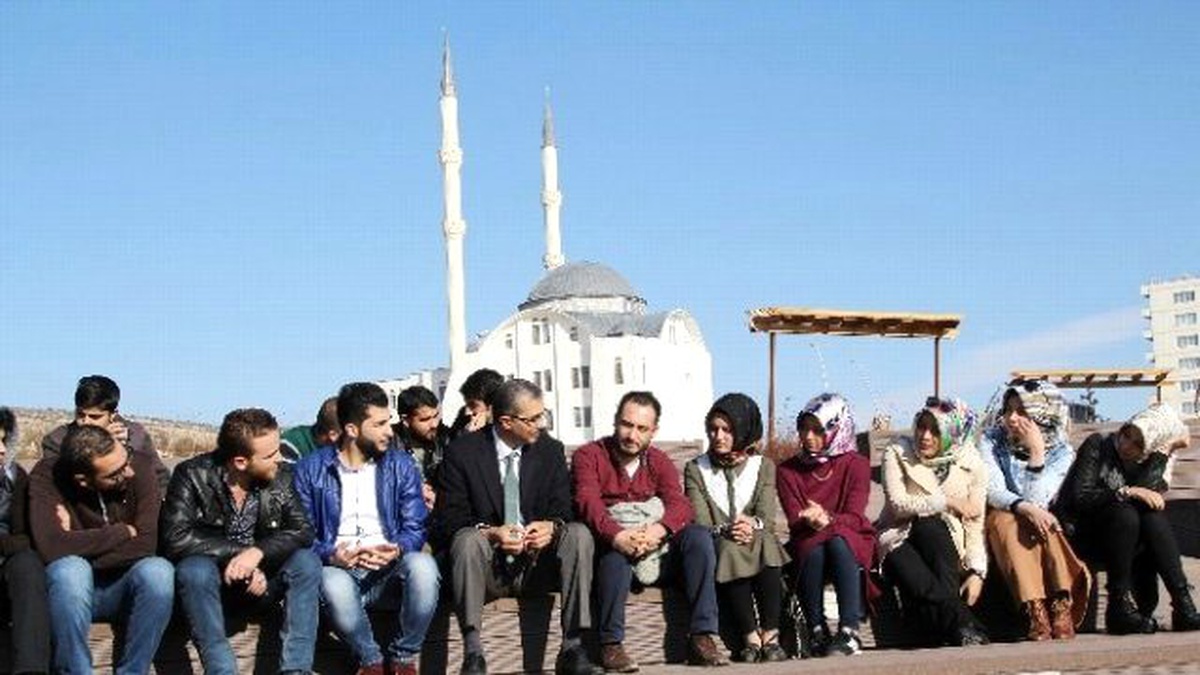 Üniversitede Açık Amfide Öğrenci Sohbetleri