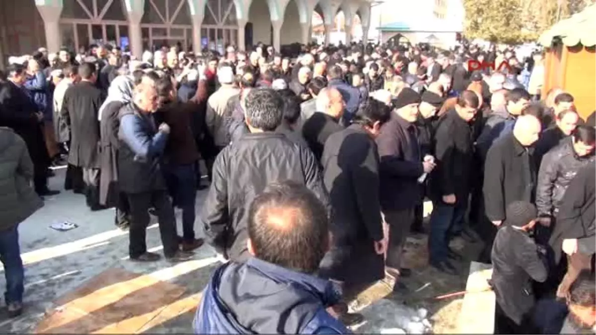 Van\'da Cuma Namazı Sonrası Terör Protestosu