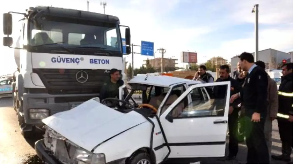 Adıyaman\'da Beton Mikseri ile Otomobil Çarpıştı: 2 Yaralı