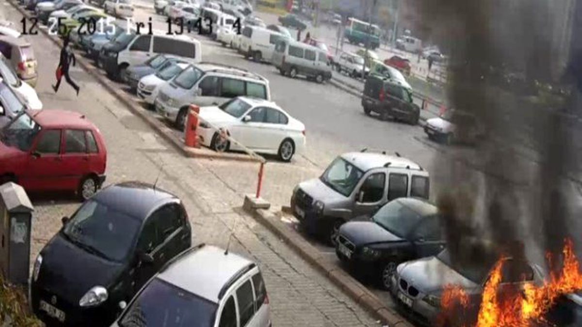 Ağabeyini Dolandırdığını İleri Sürdüğü Şahsın Otomobilini Kundakladı