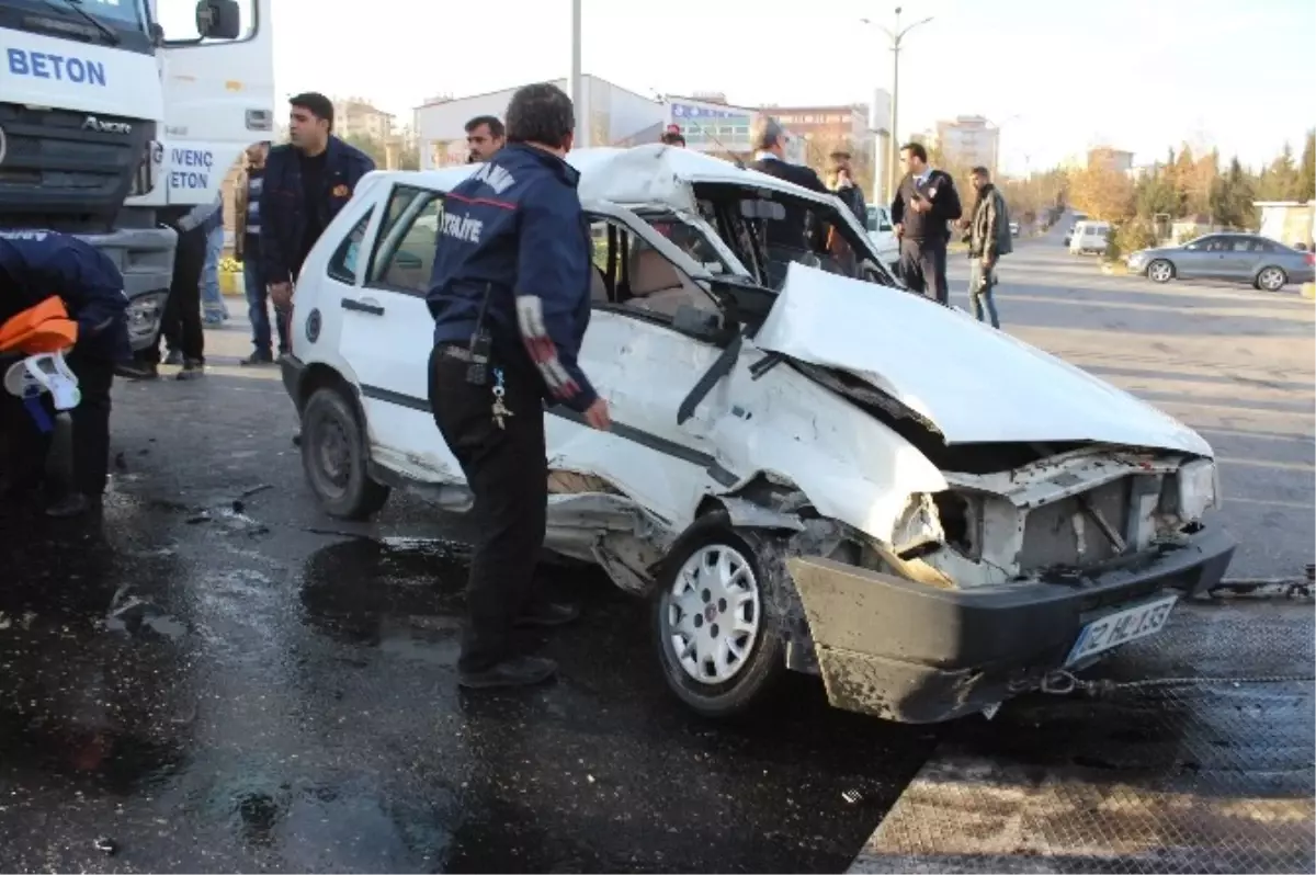 Beton Mikseri Otomobili Ezdi: 2 Yaralı