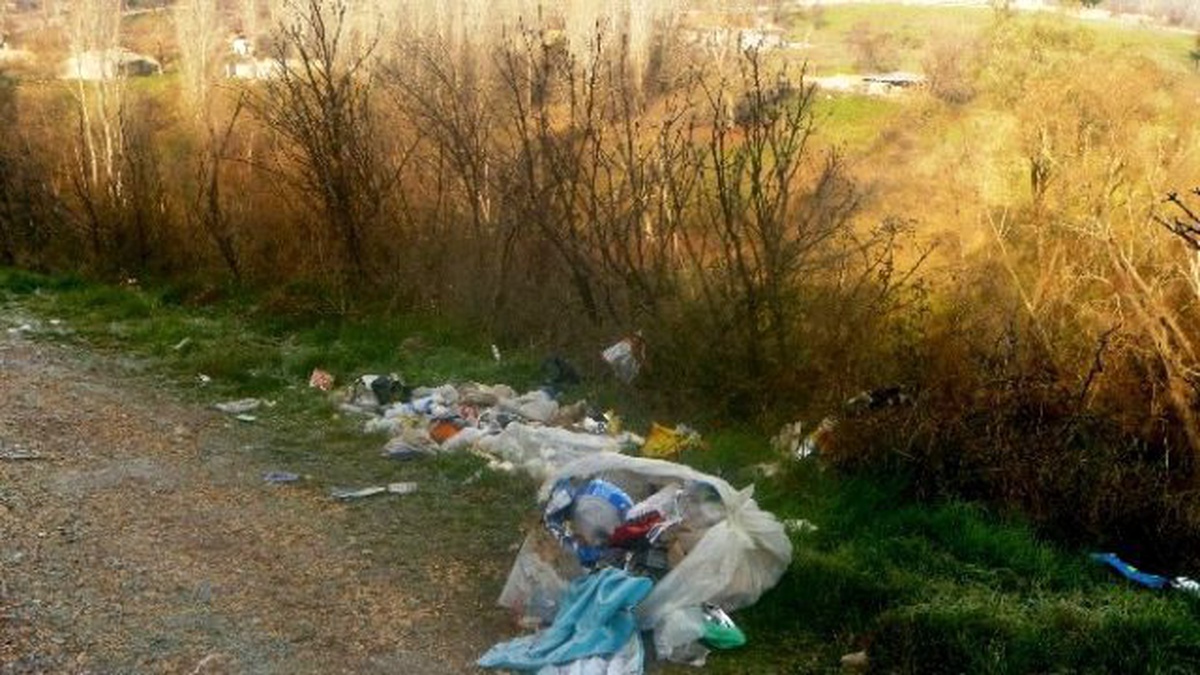 Çöplerini Köy Yollarının Kenarlarına Döküyorlar