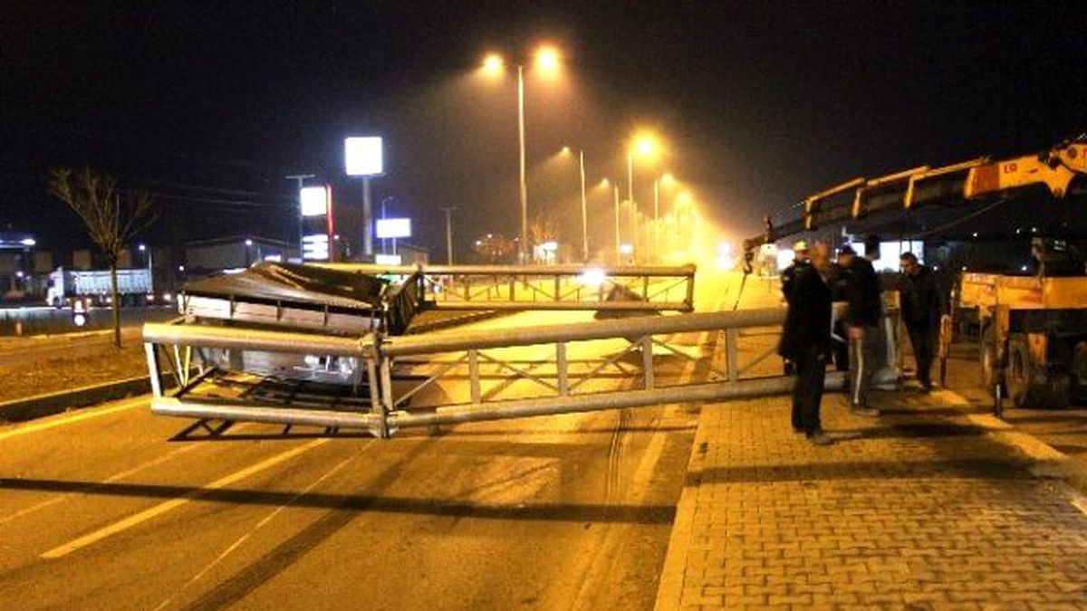 Damperi Açılan Kamyon Uyarı Tabelasını Yıktı