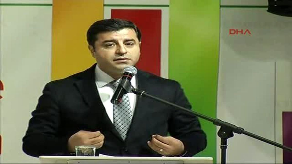 Diyarbakır Hdp Eş Genel Başkanı Demirtaş\'tan Davutoğlu\'na Madem Güçlüsün Al Reisini de Cizre\'ye Git