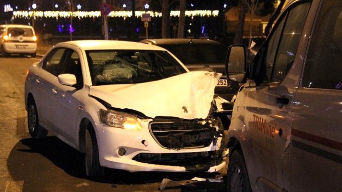 Eskişehir\'de Kaza Yapan Sürücü Aracını Bırakıp Kaçtı