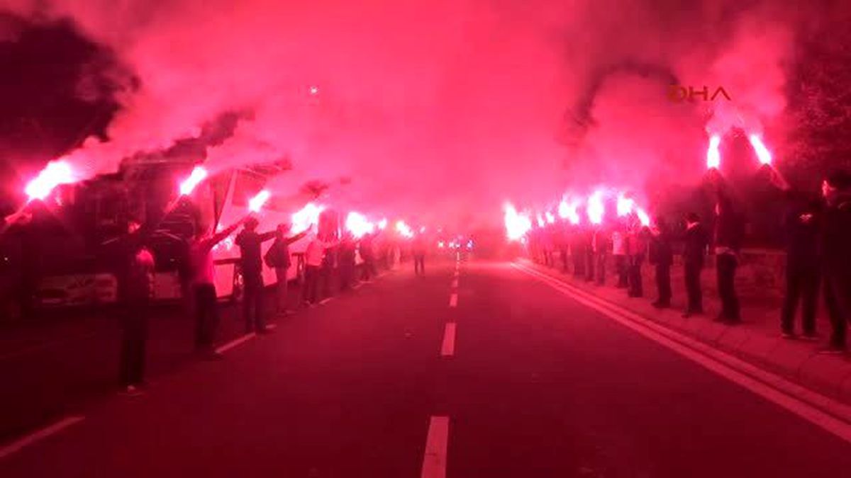 Galatasaray\'a Kayseri\'de Meşaleli Karşılama