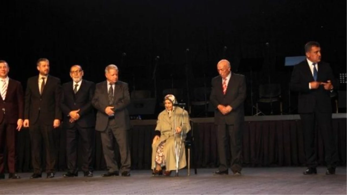 Gaziantep\'in Kurtuluşunun 94. Yıldönümünde Plaket ve Ödül Yağmuru