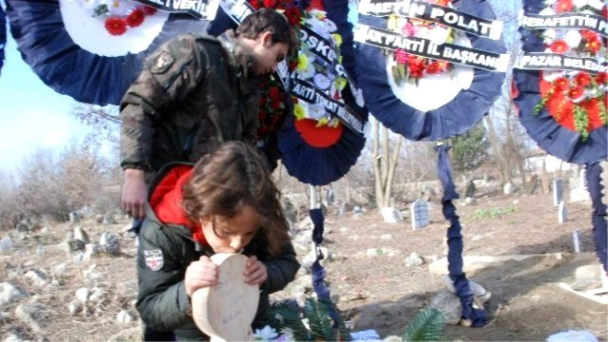 Gözyaşı ile Türkiye\'yi Ağlatan Doğan, Şehit Babasının Kabri Başında Dua Etti
