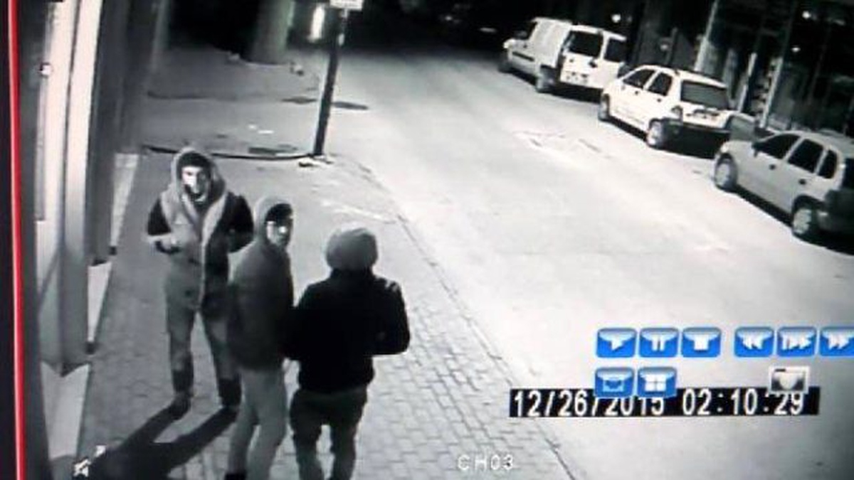 15 Dükkana Giren Hırsızlar, Güvenlik Kamerasına Yakalandı