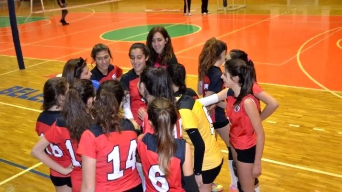 Kuşadası Belediyespor Bayan Voleybol Takımı İlk Galibiyetini Aldı