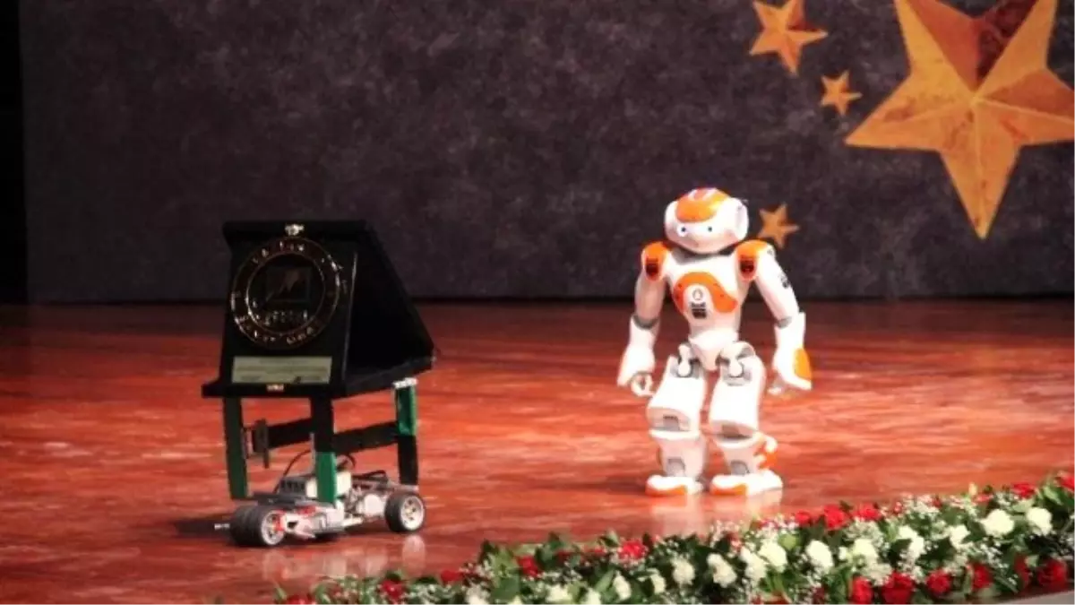 Ödülü Sahneye Robot Getirdi